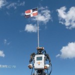 Apha Rex Frente a Bandera Dominicana