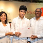 Leandra Tapia y Rolando Guzmán, entregan certificado a Miguel Alvarez, 1er. lugar de la Categoria Colegios