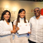 Leandra Tapia y Rolando Guzmán, entregan certificado a Pamela Jimenez, 1er. lugar de la Categoria Liceo.